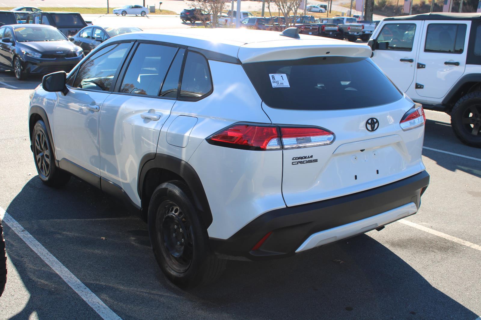 2022 Toyota Corolla Cross L photo 3