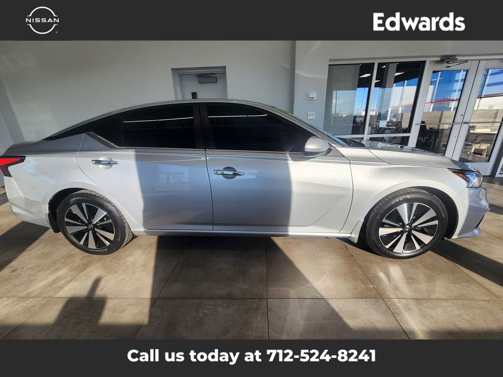 2022 Nissan Altima SV's photo