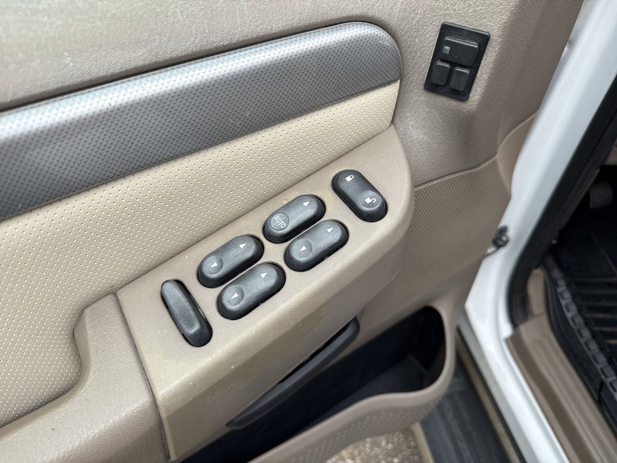 2004 Mercury Mountaineer photo 11
