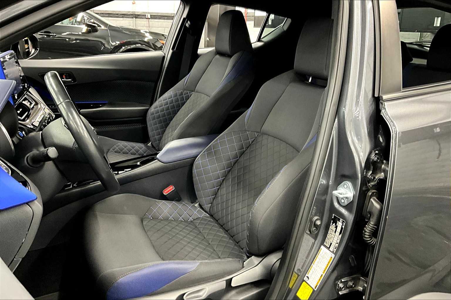 2022 Toyota C-HR XLE photo 7