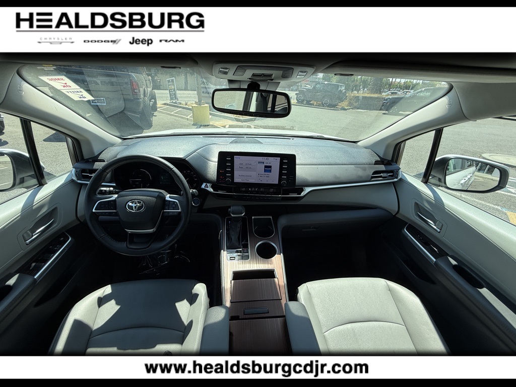 2023 Toyota Sienna XLE photo 12