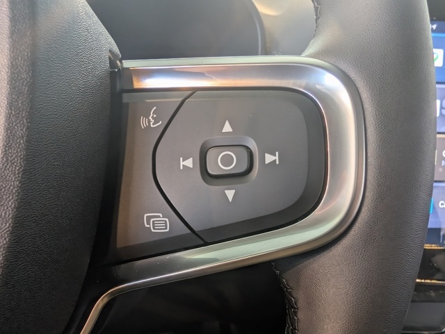 2025 Volvo XC40 photo 14