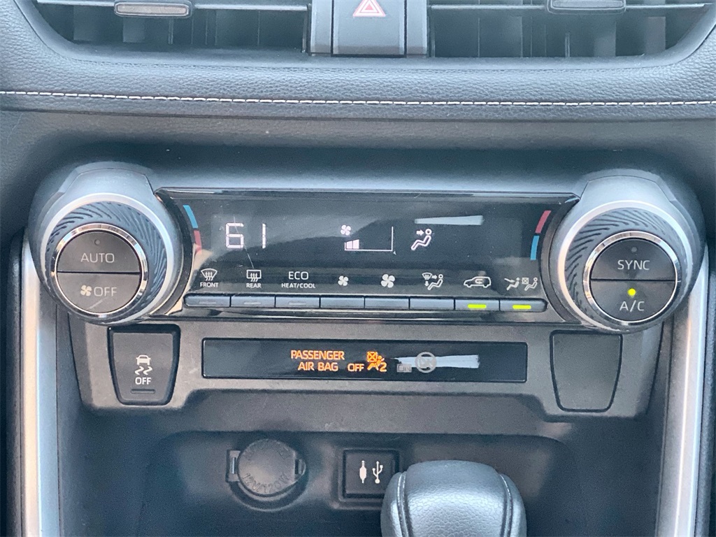 2019 Toyota RAV4 XLE photo 13