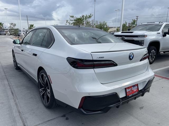 2026 Bmw 750e photo 4