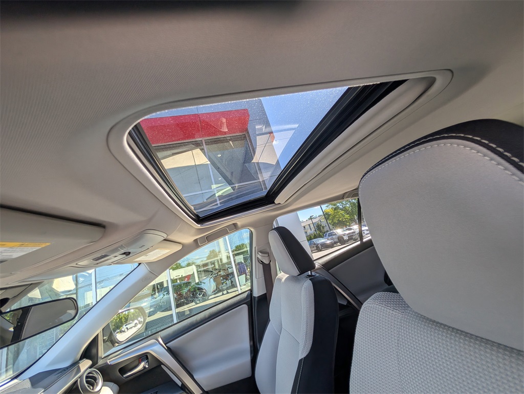 2017 Toyota RAV4 XLE photo 9