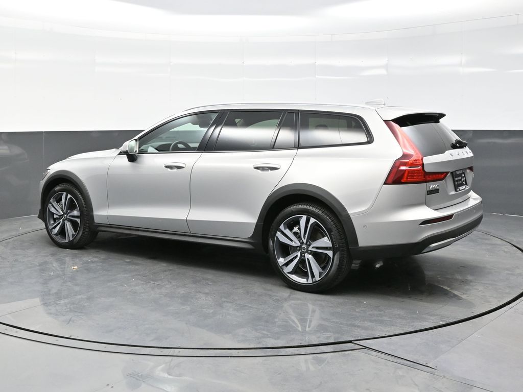 2025 Volvo V60 Cross Country B5 Plus photo 4