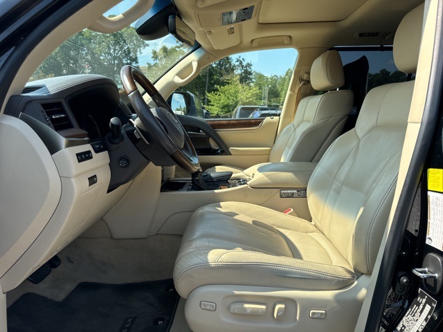 2016 Lexus LX 570 photo 4