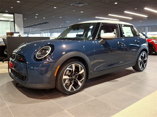 2025 Mini Cooper 4 Door Hardtop Iconic photo 3