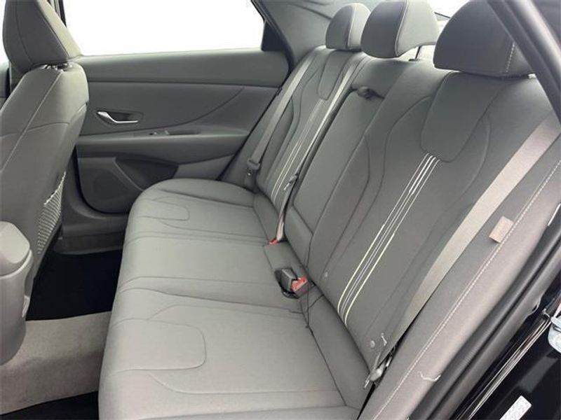 2024 Hyundai Elantra SEL Convenience photo 12
