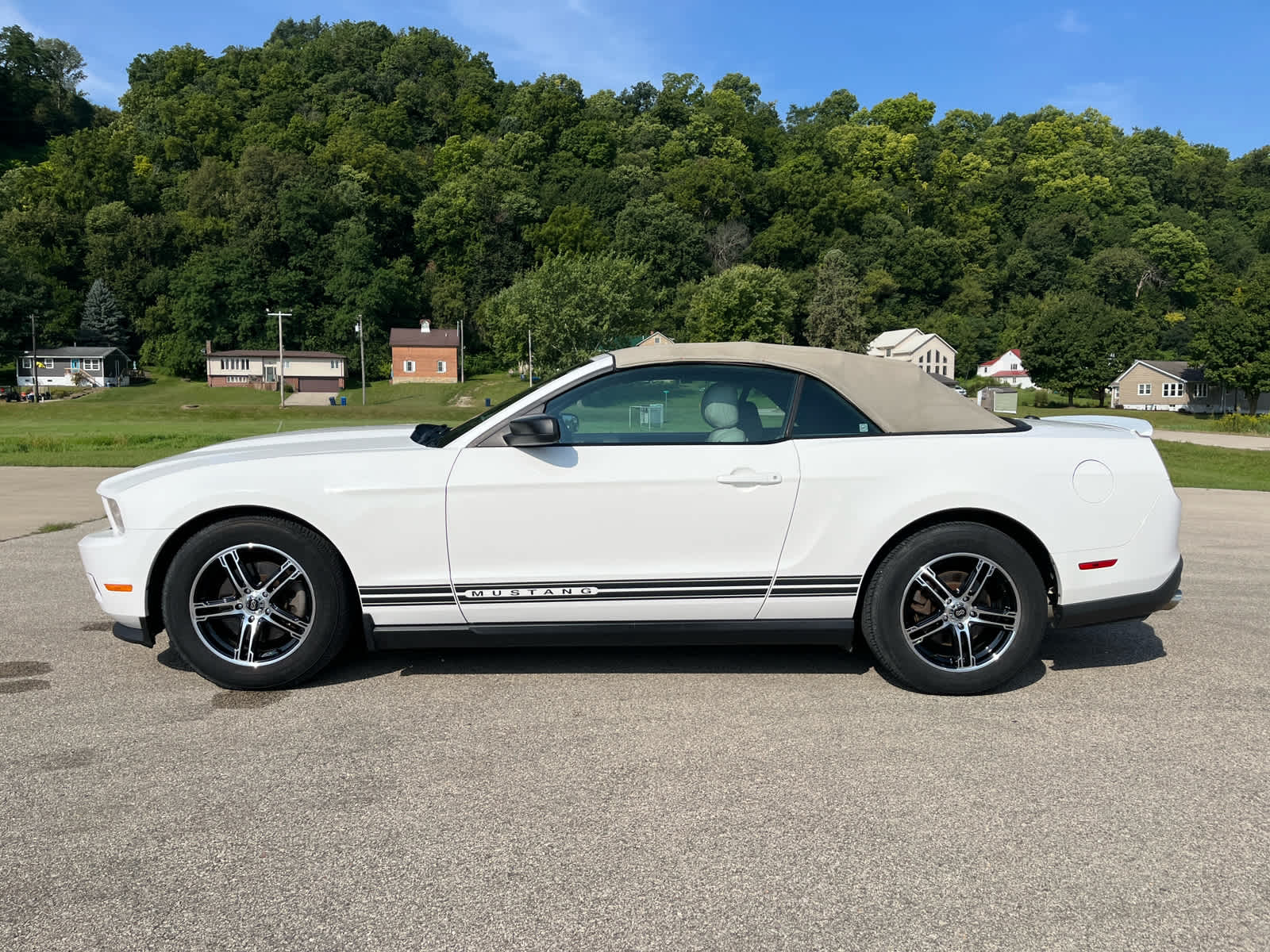 2012 Ford Mustang V6 Premium photo 9