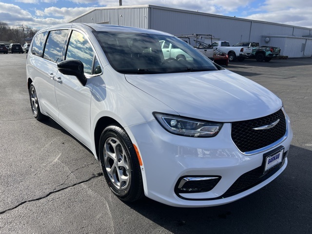 2024 Chrysler Pacifica Limited's photo