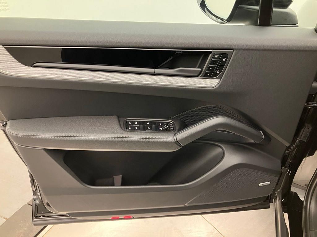 2025 Porsche Cayenne Base photo 14