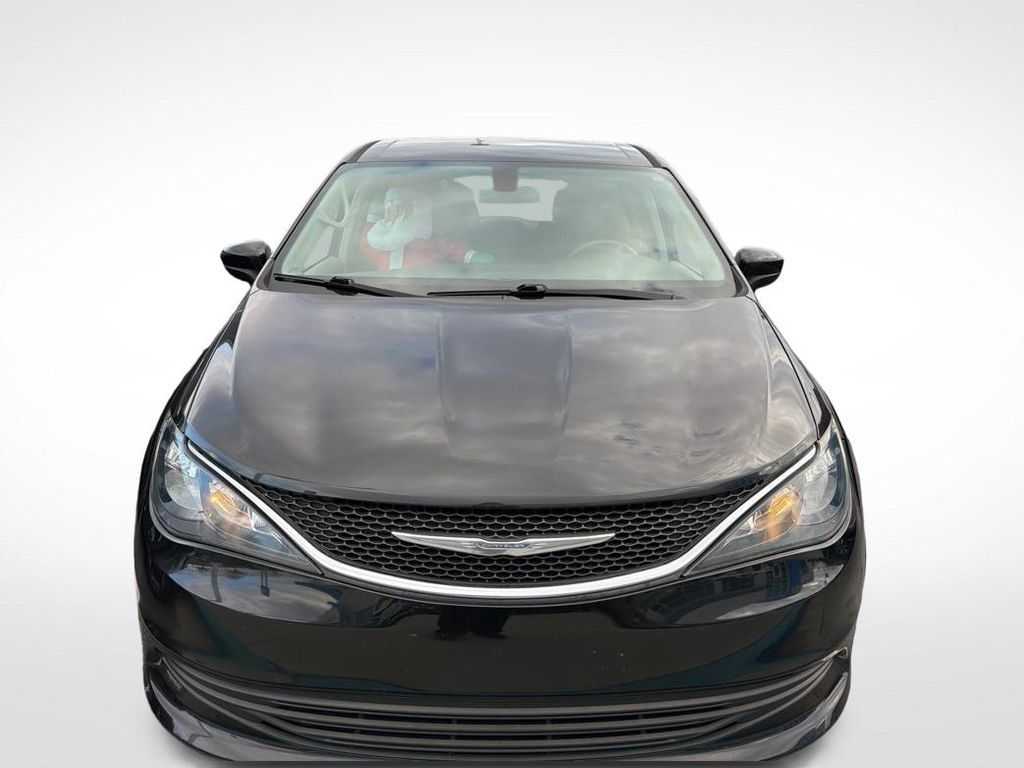 2018 Chrysler Pacifica LX's photo