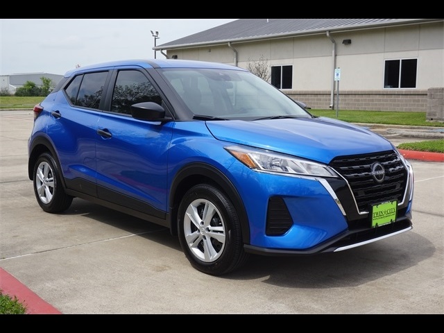 2025 Nissan Kicks Base's photo