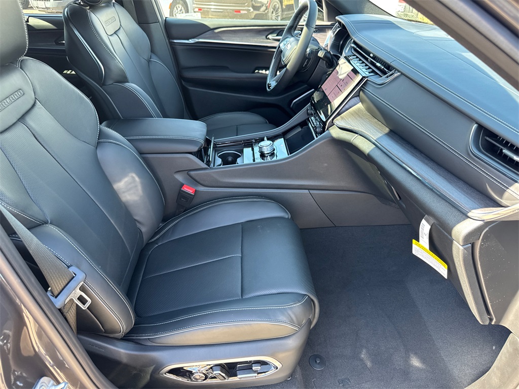2025 Jeep Grand Cherokee Overland photo 15