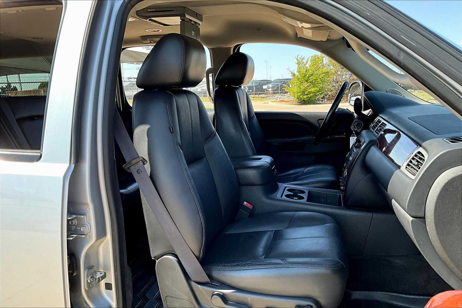2012 Chevrolet Suburban LT photo 8