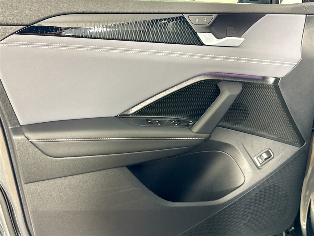 2025 Volkswagen Tiguan SE photo 23
