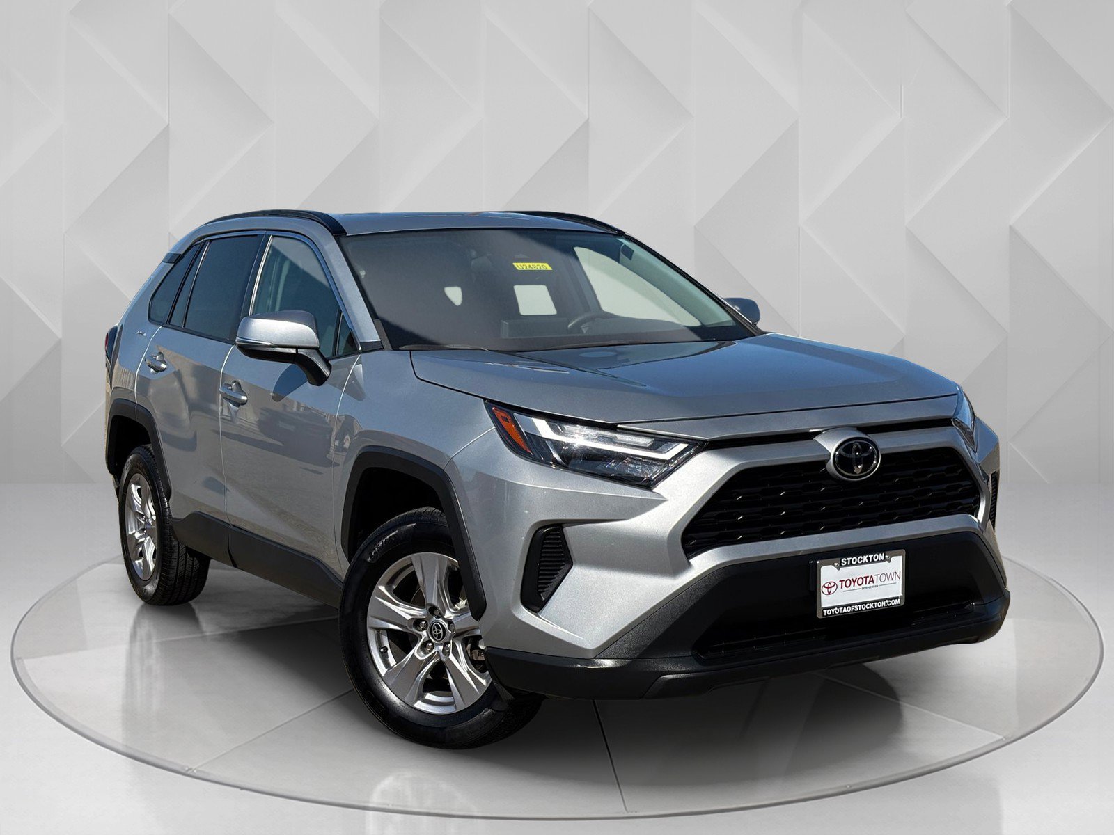 2022 Toyota RAV4 XLE photo 4