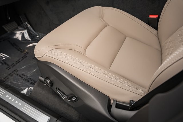 2026 Volvo XC90 T8 Plus photo 26
