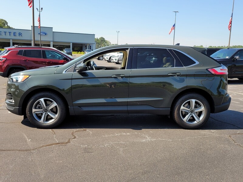2024 Ford Edge SEL photo 2