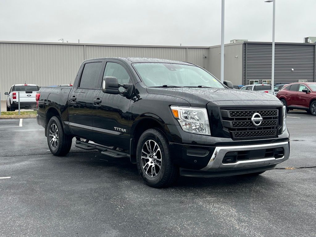 2022 Nissan Titan SV photo 2