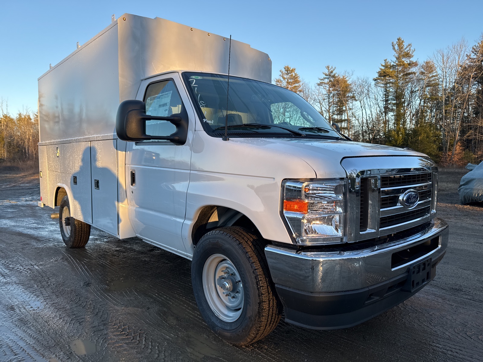 2025 Ford E-Series Cutaway Base's photo