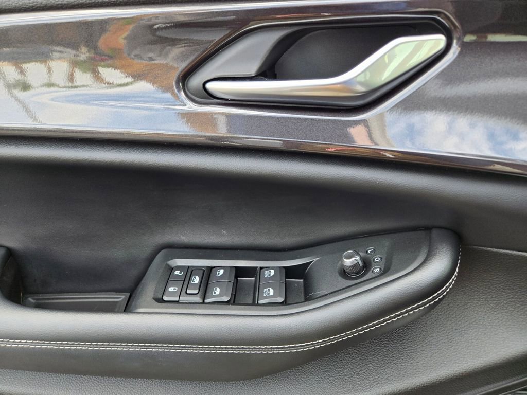 2023 Jeep Grand Cherokee Laredo photo 17