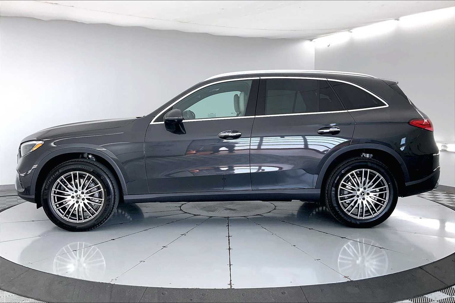 2026 Mercedes Benz GLC 300 4MATIC photo 3
