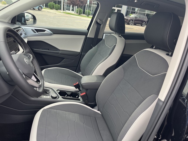 2025 Volkswagen Taos SE photo 10