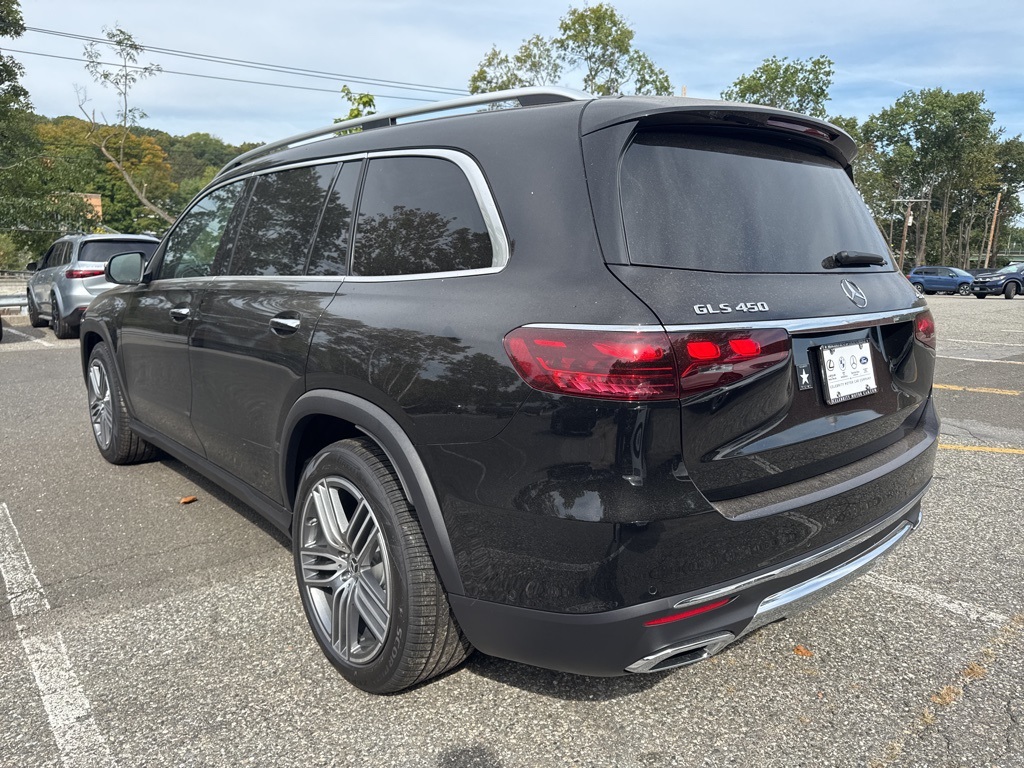 2026 Mercedes Benz GLS 450 4MATIC photo 3
