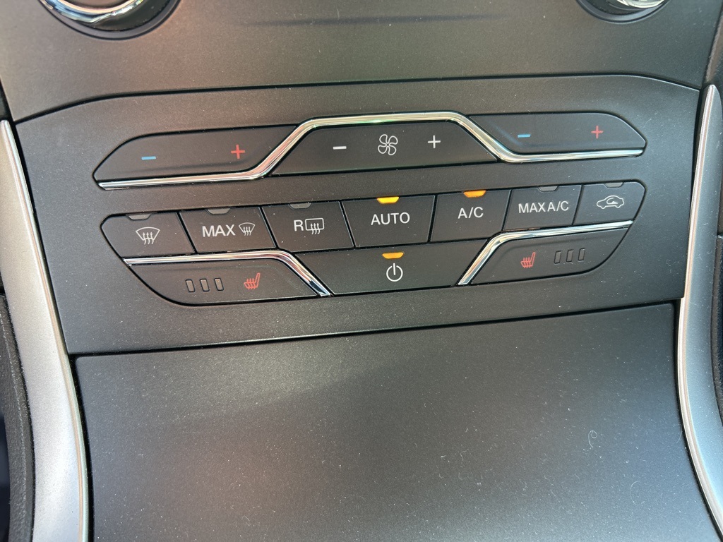 2020 Ford Edge SEL photo 16