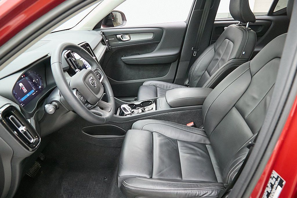 2023 VOLVO XC40 - Image 13