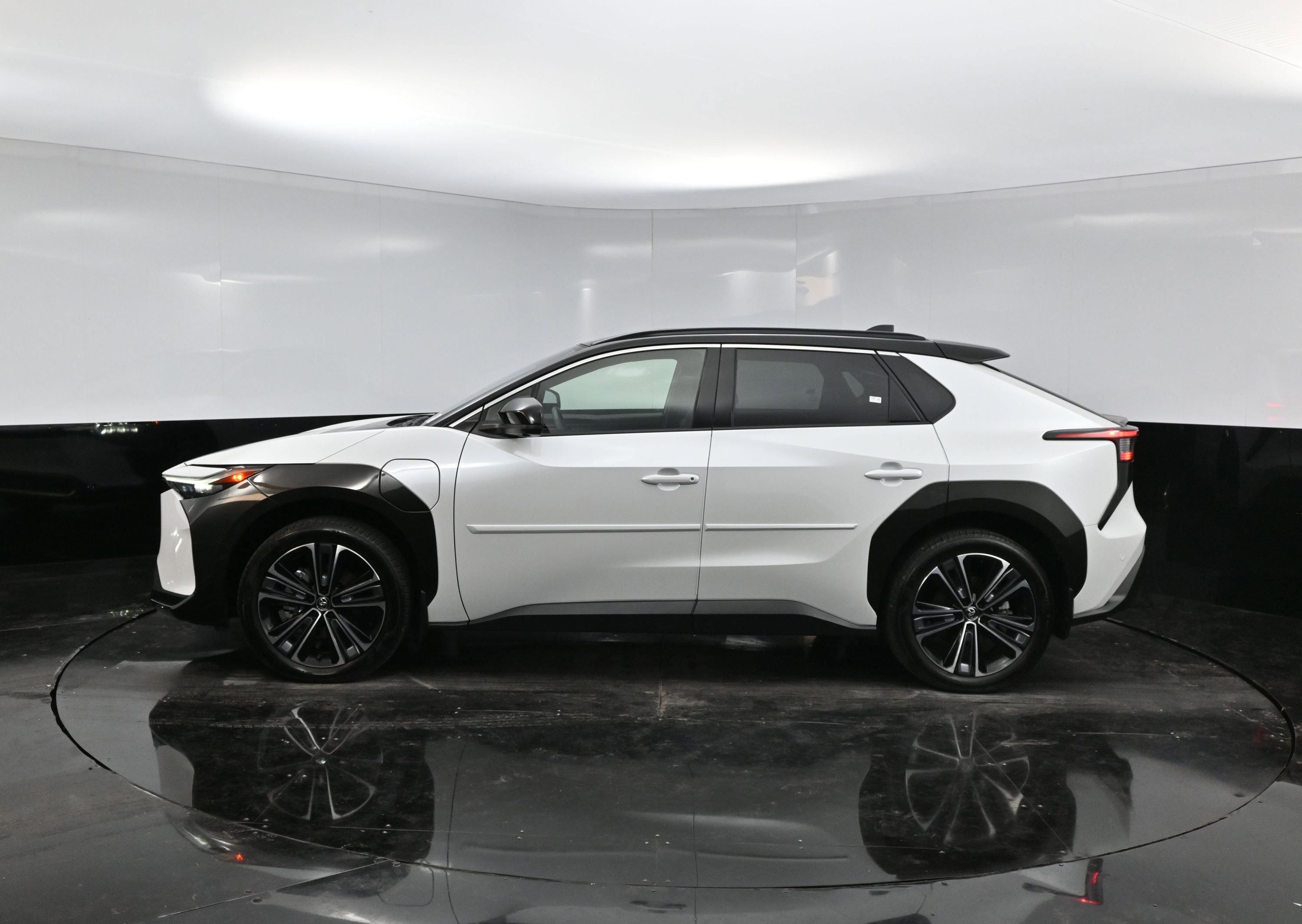 2024 Toyota bZ4X XLE photo 3