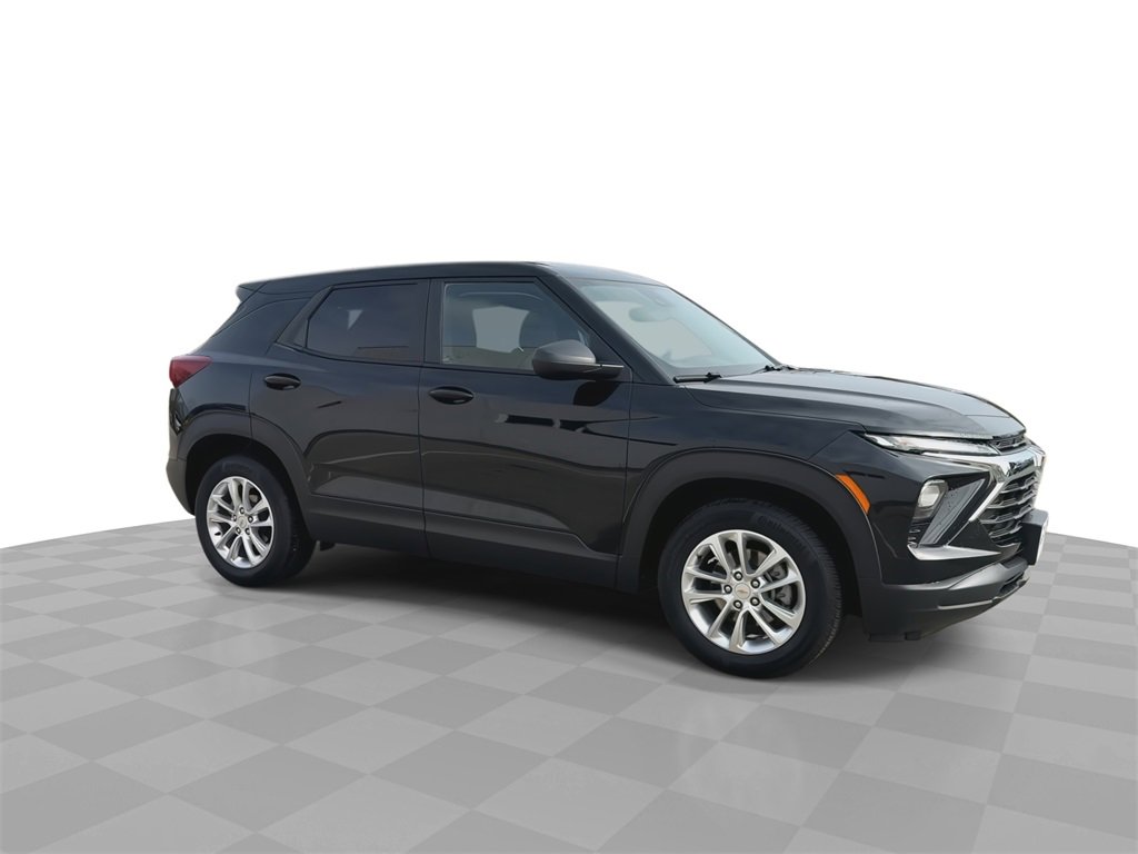 2025 Chevrolet Trailblazer LS photo 2