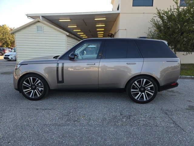 2023 Land Rover Range Rover SE photo 2
