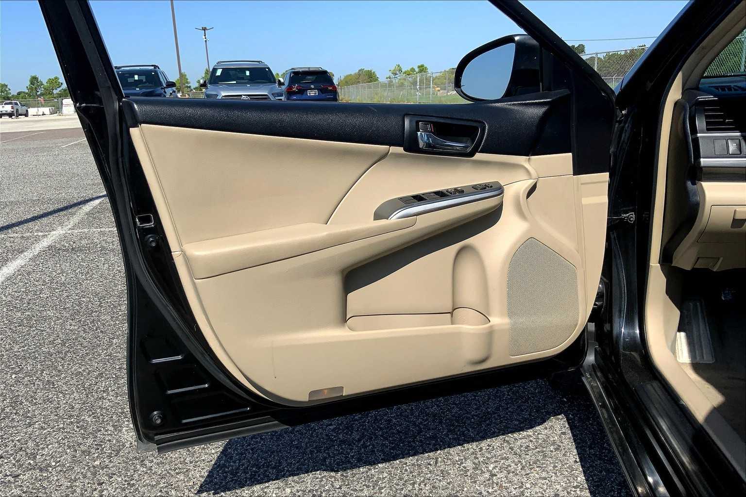 2014 Toyota Camry Hybrid XLE photo 19