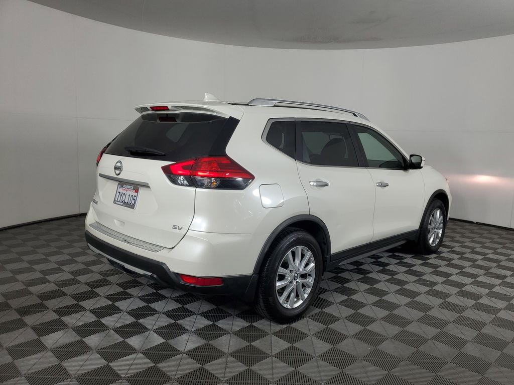 2017 Nissan Rogue SV photo 4