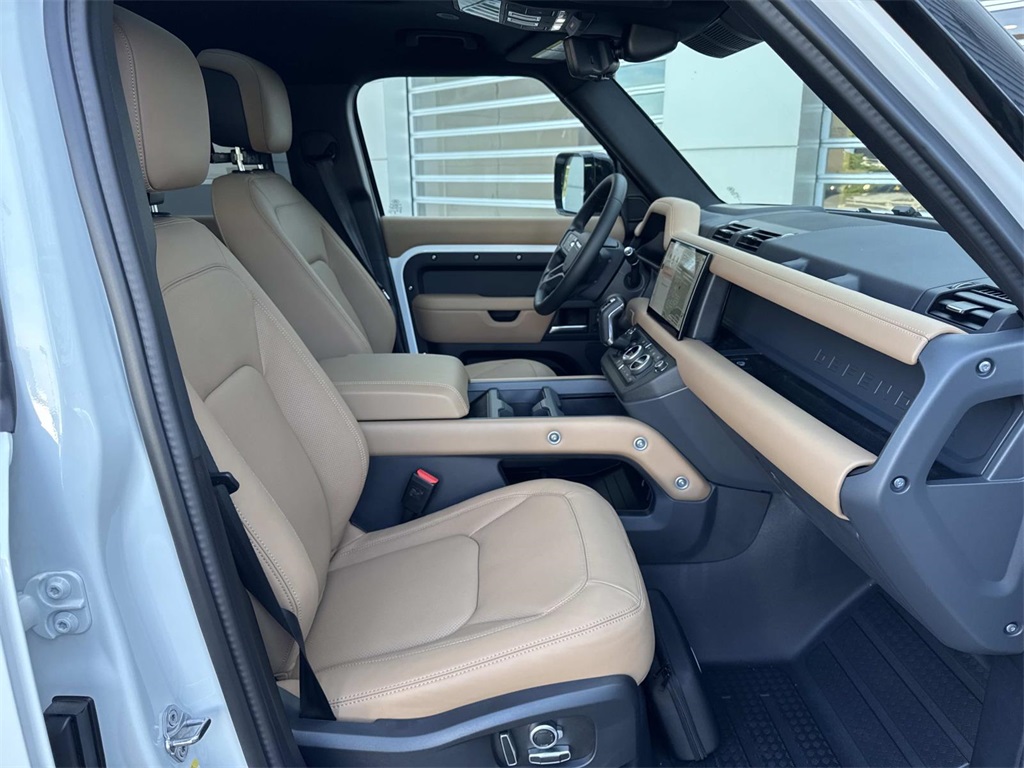 2025 Land Rover Defender 130 S photo 8