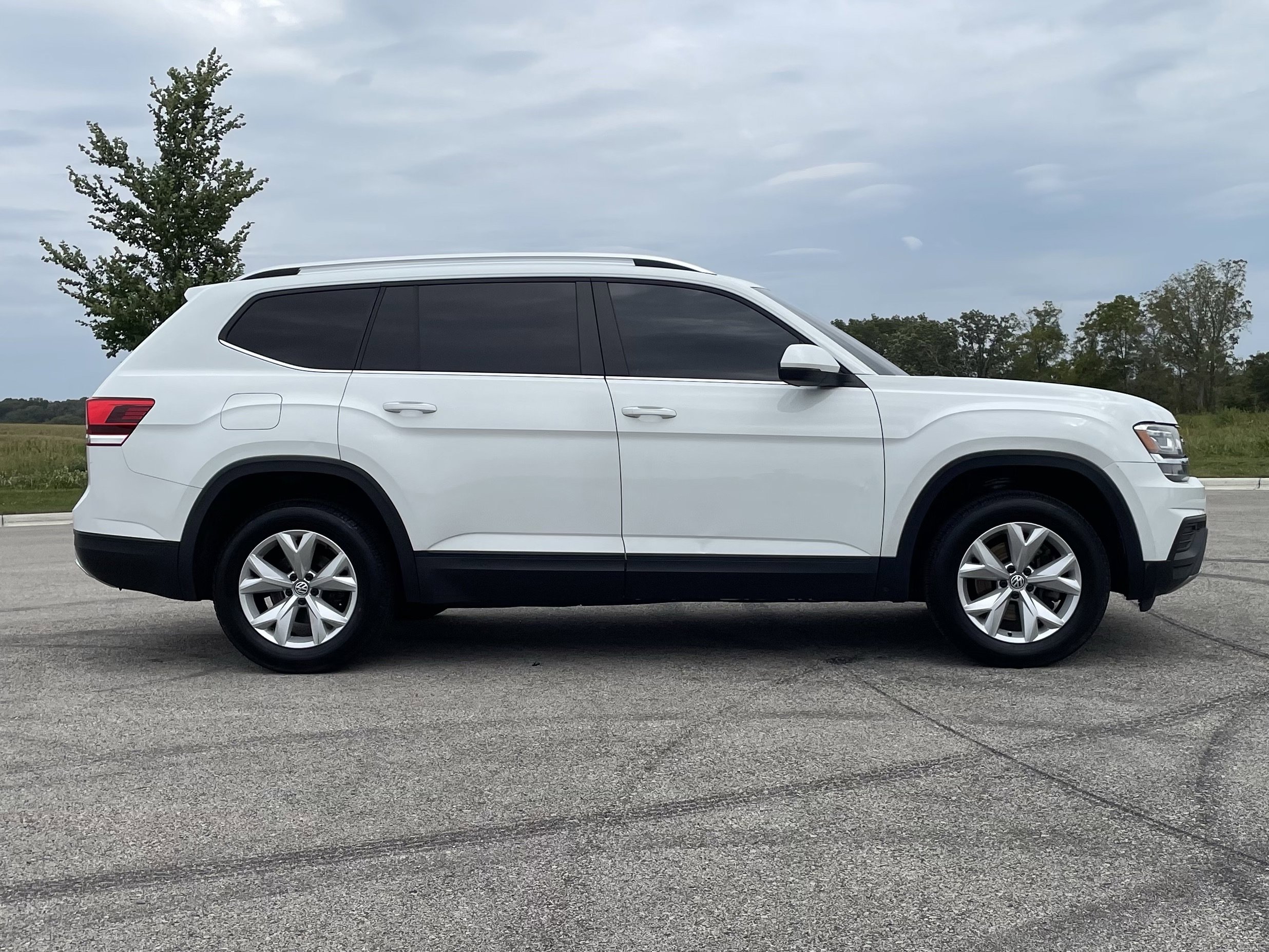 2018 Volkswagen Atlas S photo 3