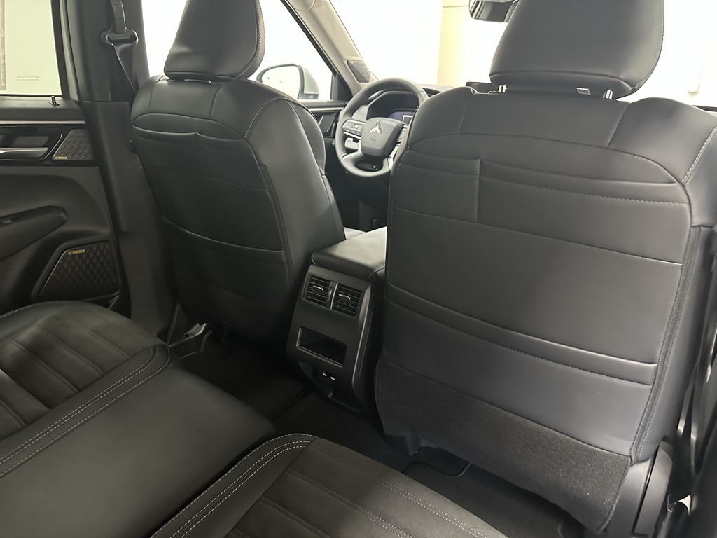 2025 Mitsubishi Outlander SE photo 18