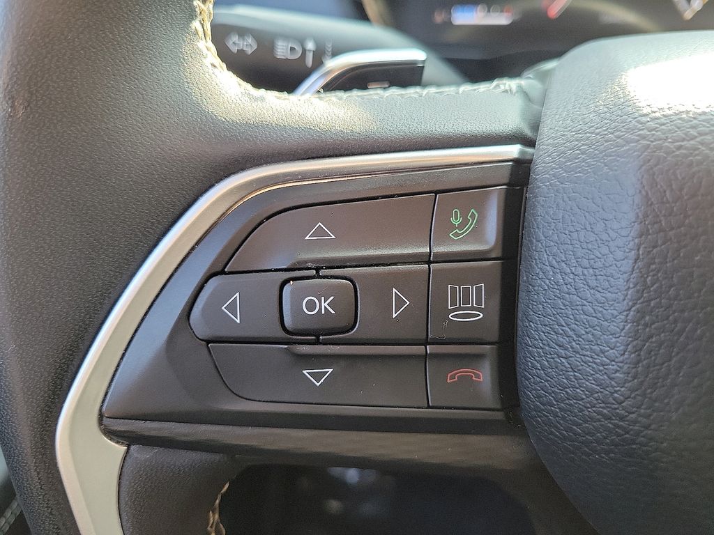 2023 Jeep Grand Cherokee Laredo photo 5