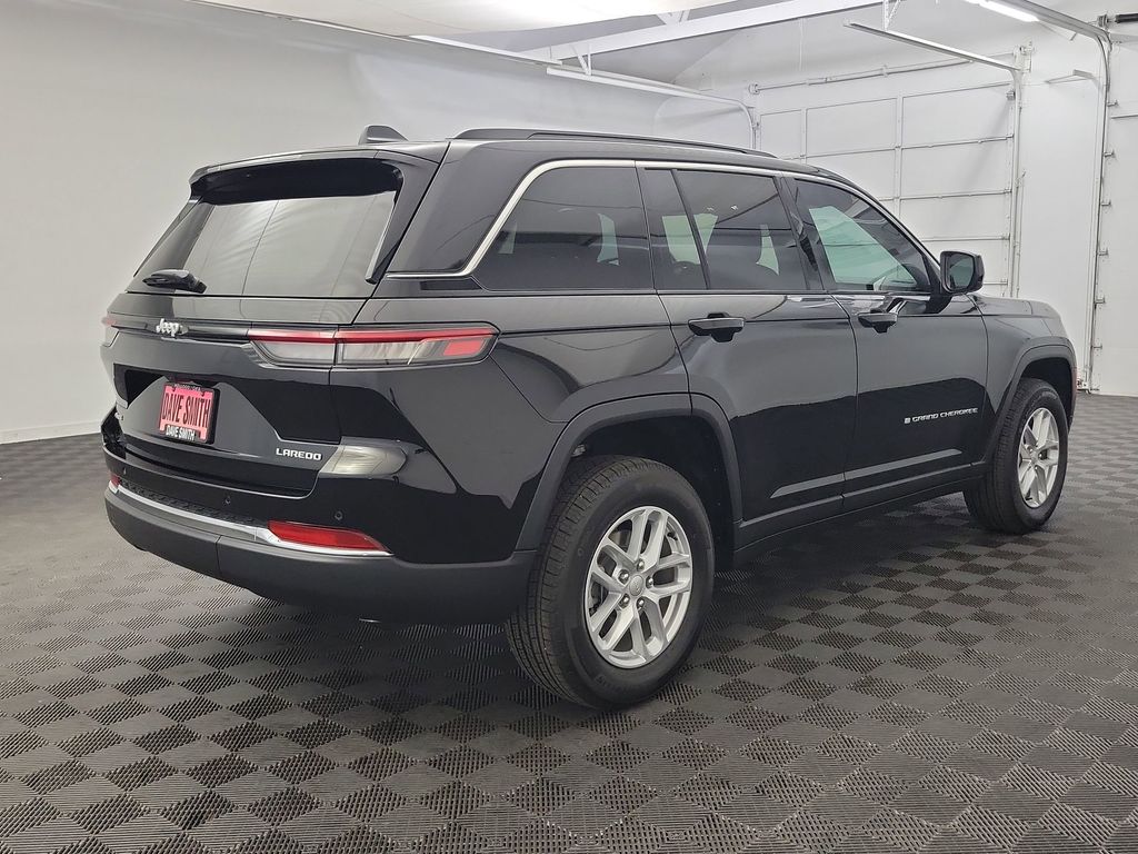 2025 Jeep Grand Cherokee Laredo photo 6