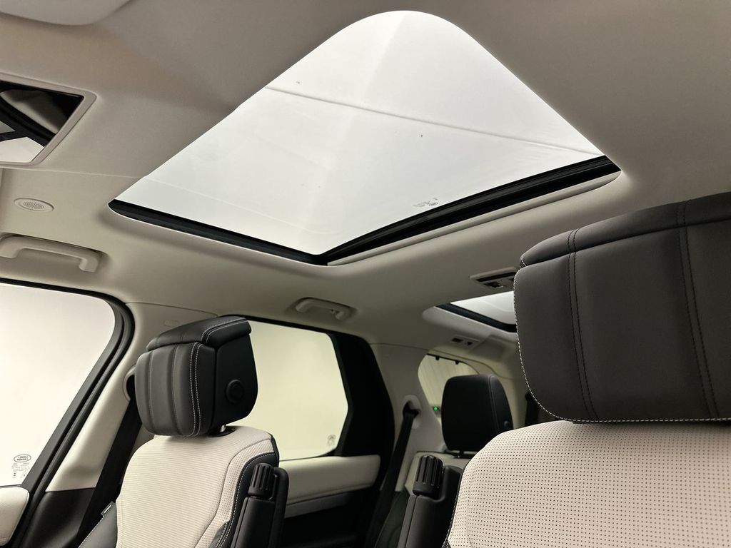 2025 Land Rover Discovery SE photo 11