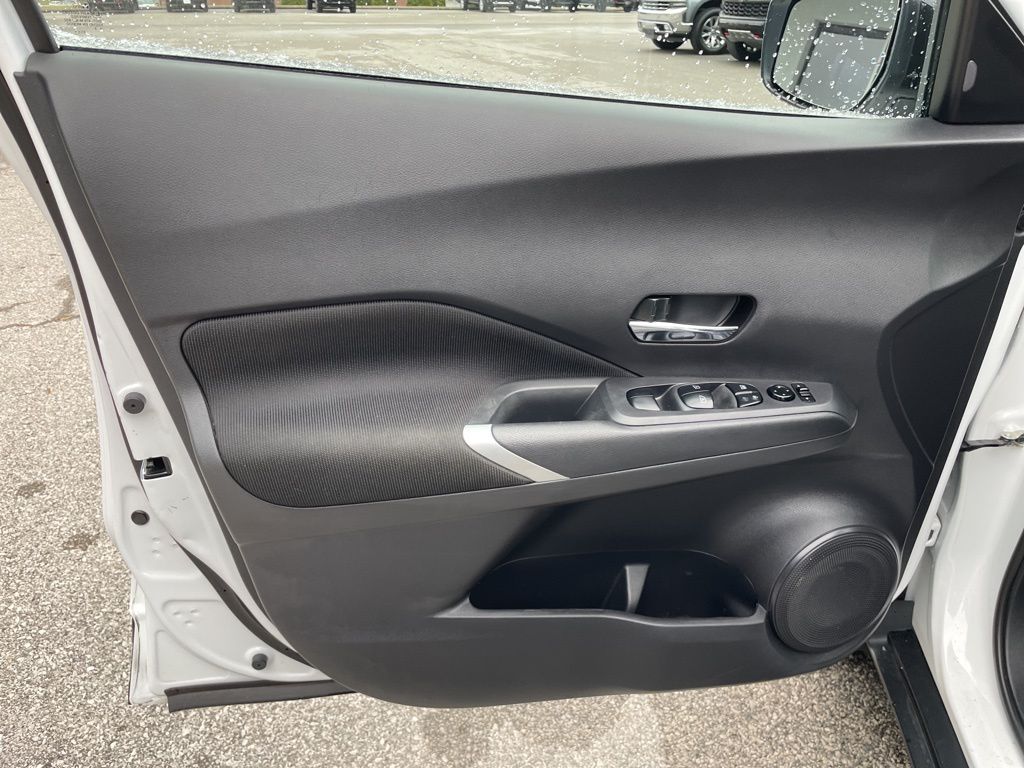 2023 Nissan Kicks SV photo 2