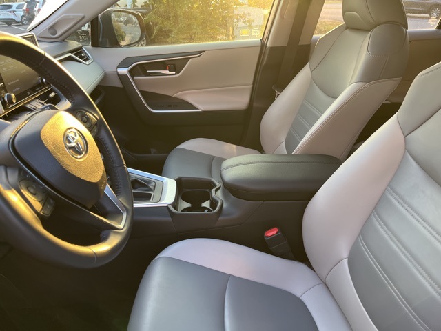 2019 Toyota RAV4 XLE Premium photo 8