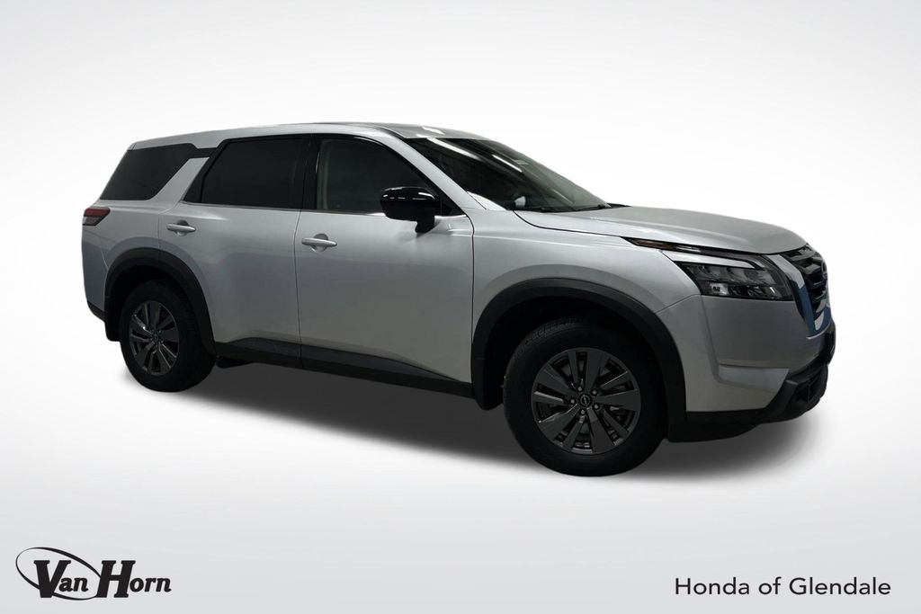 2024 Nissan Pathfinder S's photo