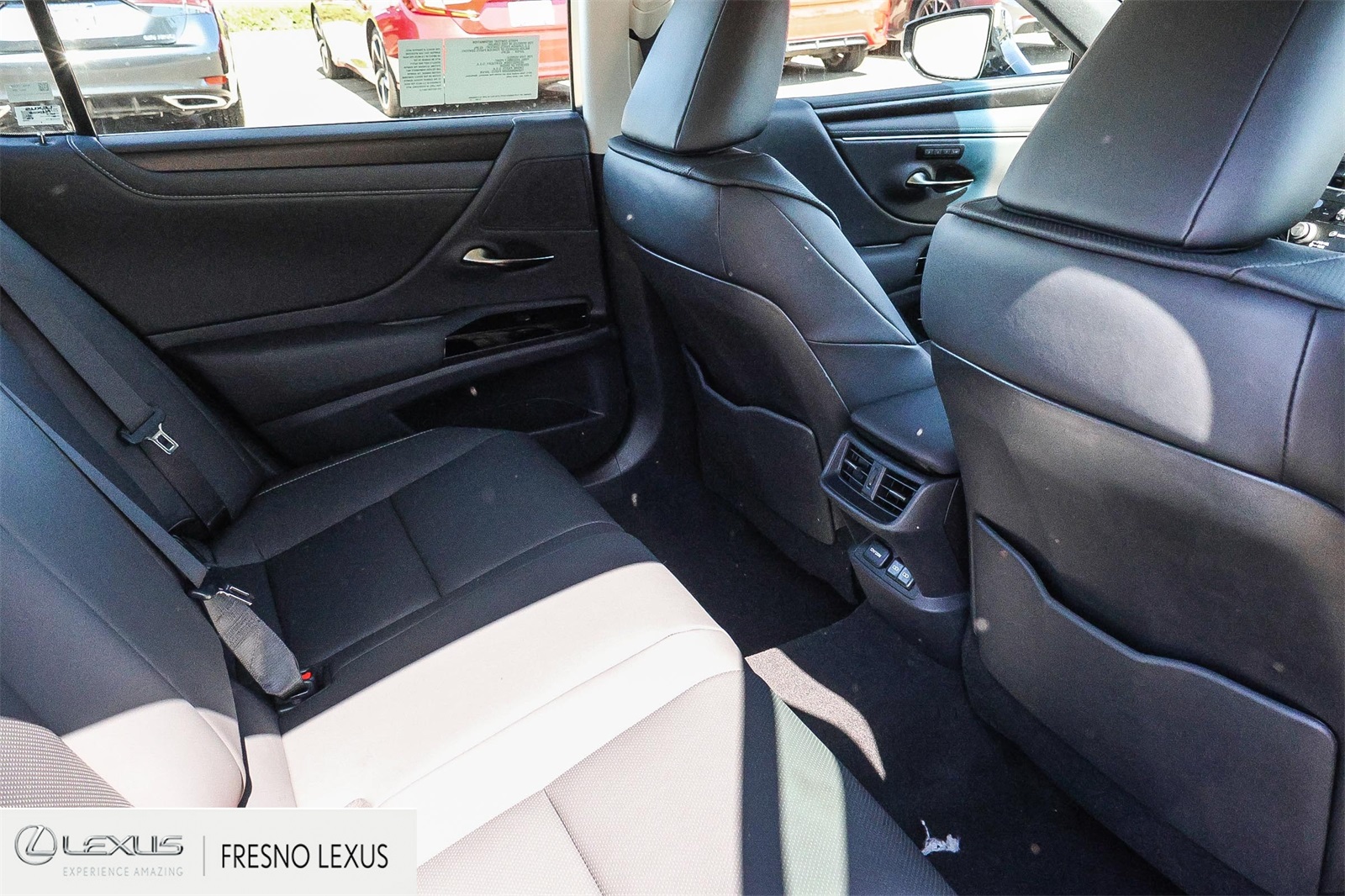2025 Lexus ES 300h photo 14