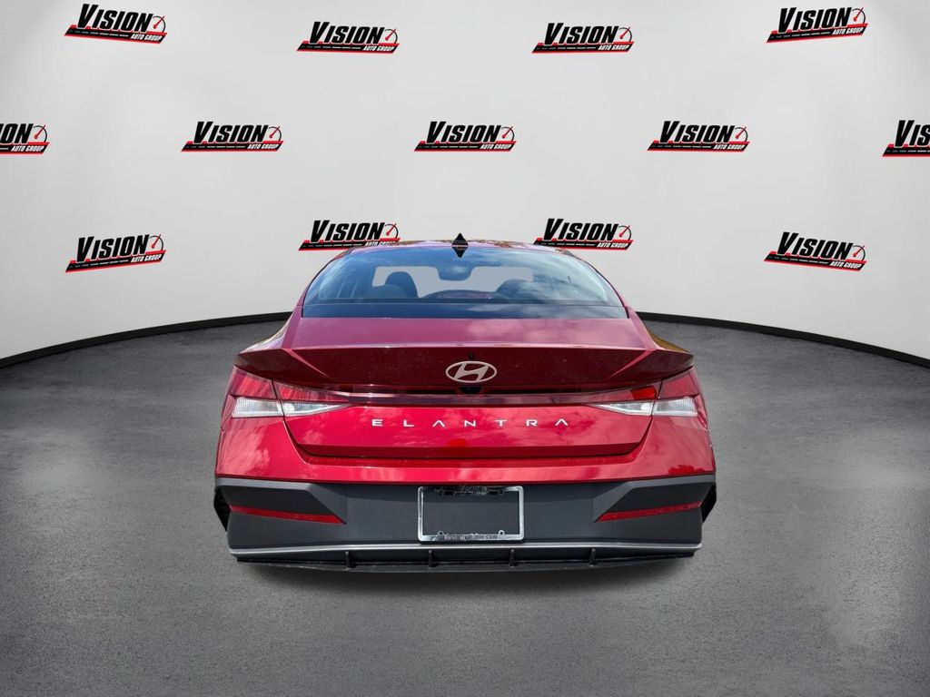 2025 Hyundai Elantra SE photo 4