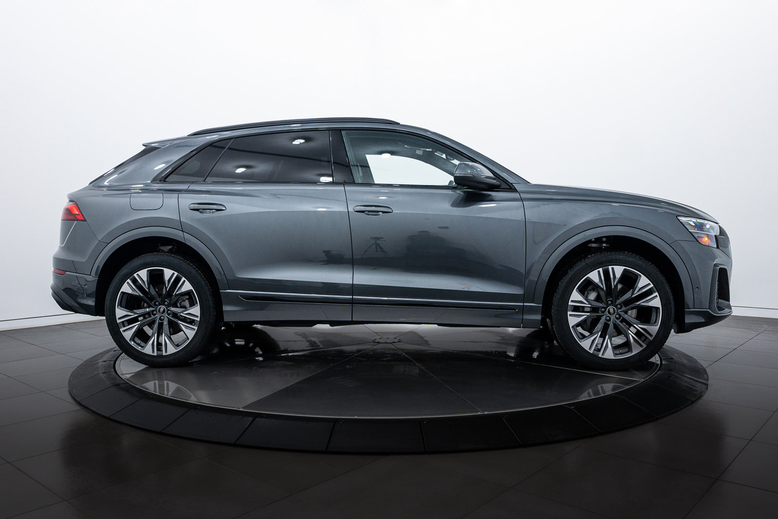 2025 Audi Q8 Premium Plus photo 2