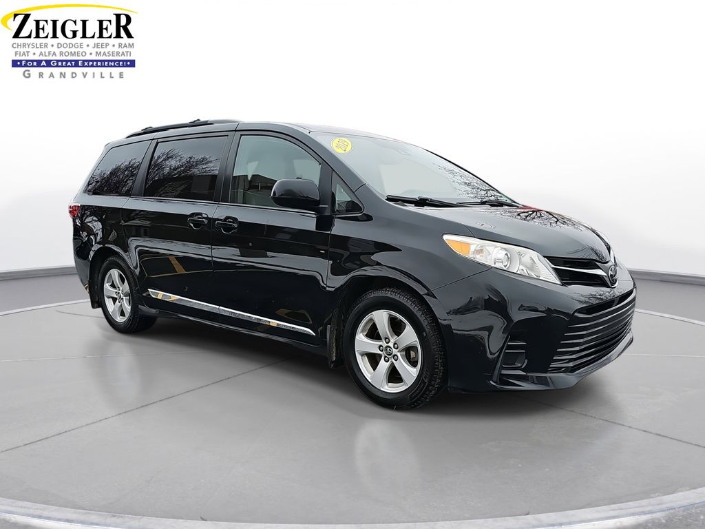 2019 Toyota Sienna LE photo 3